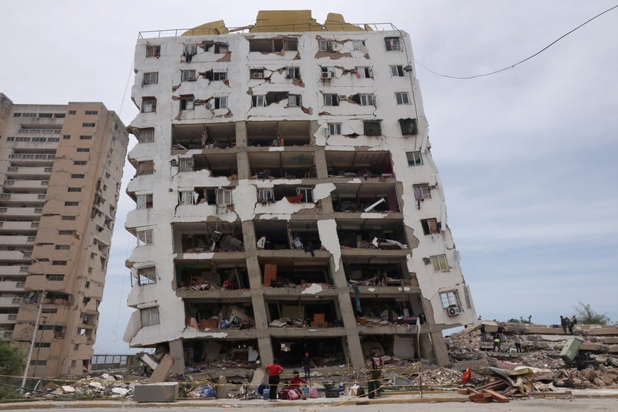A family gathers their belongings outside a Mision Vivienda housing building damaged by the June 24 earthquakes, in Catia la Mar, La Guaira state, Venezuela, July 9, 2026. REUTERS/Leonardo Fernandez Viloria