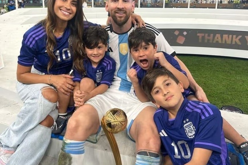 Lionel Messi y su familia. El núcleo familiar constituye su eje de estabilidad.
