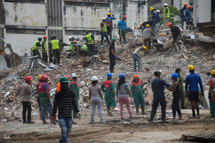 (260704) -- CARACAS, 4 julio, 2026 (Xinhua) -- Imagen del 3 de julio de 2026 de voluntarios e integrantes de la Fuerza Armada Nacional Bolivariana trabajando sobre los escombros de un edificio colapsado luego de que se registraran dos terremotos, en Caracas, Venezuela. A la fecha, el fuerte doblete sísmico ha generado 2.645 fallecidos, 12.666 heridos, 15.050 personas sin vivienda y 885 edificios afectados, 189 de ellos totalmente colapsados. (Xinhua/Marcos Salgado) (ms) (jg) (ra) (da)