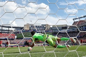Bono le atajó un penal a Mbappé. Foto: Reuters.