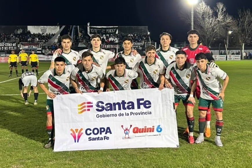 Los 11 de Las Parejas en el partido en Timbúes. Foto: Pablo Busso.