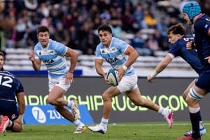 Tomás Albornoz, con la pelota, a punto de soltar el pase a Bautista Delguy. El primero, se mantiene con la 10, el otro, estará desde el arranque. Foto: Prensa UAR (Gaspafotos - Juan Gasparini).