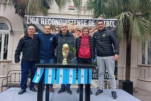 En la Liga Reconquistense. Sclafani junto a dirigentes. Gentileza
