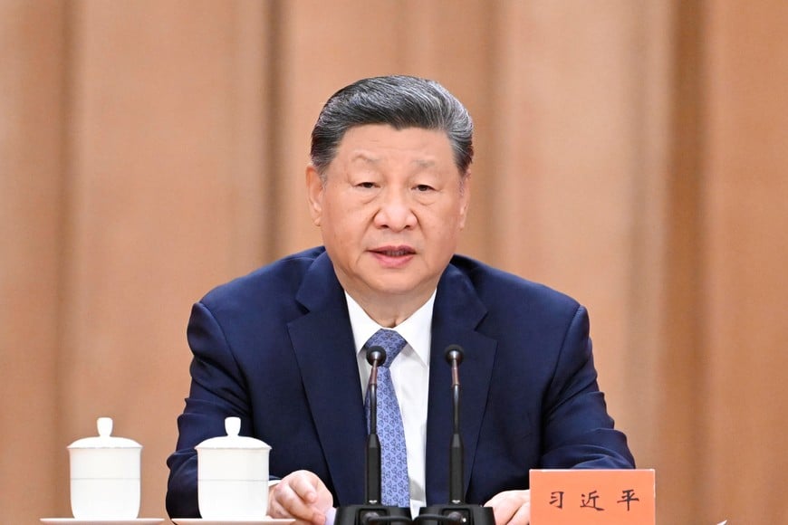(260708) -- BEIJING, 8 julio, 2026 (Xinhua) -- El presidente chino, Xi Jinping, también secretario general del Comité Central del Partido Comunista de China y presidente de la Comisión Militar Central, asiste a una reunión que abarca la conferencia nacional de los premios de ciencia y tecnología, las asambleas generales de los miembros de la Academia de Ciencias de China (CAS, por sus siglas en inglés) y de la Academia de Ingeniería de China (CAE, por sus siglas en inglés), así como el XI congreso nacional de la Asociación de Ciencia y Tecnología de China, en el Gran Palacio del Pueblo, en Beijing, capital de China, el 8 de julio de 2026. Xi pronunció un importante discurso en la reunión celebrada el miércoles en Beijing. (Xinhua/Shen Hong) (jg) (ra) (ce)