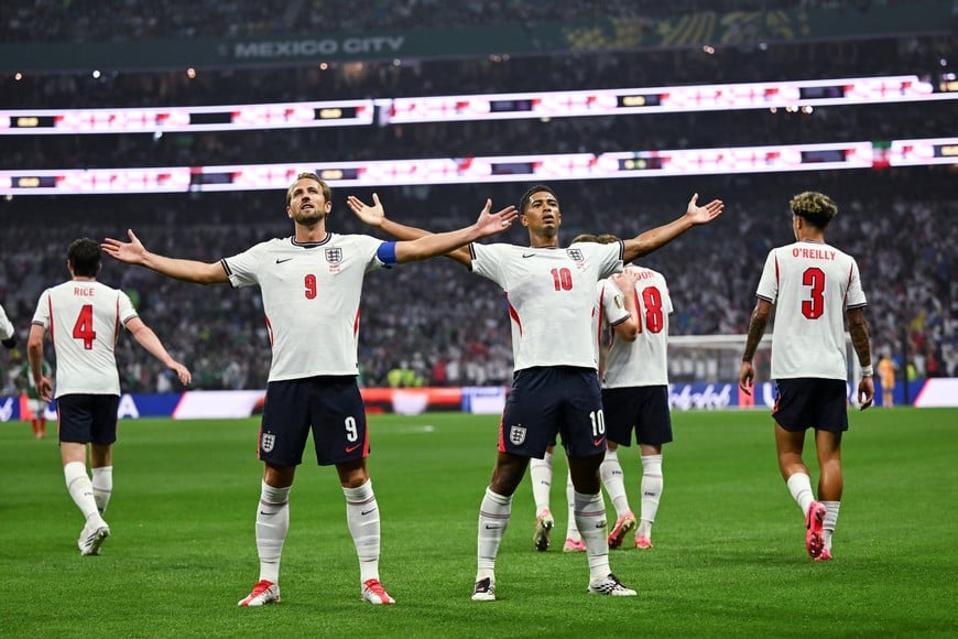 (260705) -- CIUDAD DE MEXICO, 5 julio, 2026 (Xinhua) -- Los jugadores Jude Bellingham (d-frente) y Harry Kane (i-frente), de Inglaterra, festejan una anotación durante el partido de octavos de final de la Copa Mundial de la FIFA 2026 ante México, celebrado en el Estadio Ciudad de México, en la Ciudad de México, capital de México, el 5 de julio de 2026. (Xinhua/Wu Wei) (rtg) (vf)