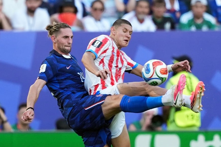 (260704) -- FILADELFIA, 4 julio, 2026 (Xinhua) -- El jugador Adrien Rabiot (i), de Francia, disputa el balón con Juan José Cáceres, de Paraguay, durante el partido de octavos de final de la Copa Mundial de la FIFA 2026, celebrado en el Estadio Filadelfia, en Filadelfia, Estados Unidos, el 4 de julio de 2026. (Xinhua/Lui Siu Wai) (rtg) (vf)