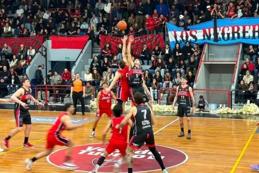 Salto inicial en el colmado estadio de barrio San Martín. Foto: Sur24.