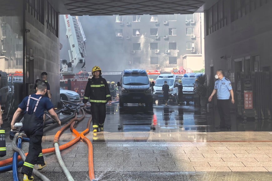 (260709) -- JINJIANG, 9 julio, 2026 (Xinhua) -- Fuerzas de rescate trabajan tras un incendio registrado en una fábrica de calzado, en la aldea de Jiangtou, en el poblado de Chendai de la ciudad de Jinjiang, en la provincia de Fujian, en el sureste de China, el 9 de julio de 2026. Veintiocho personas murieron el jueves a causa de un incendio en una fábrica de calzado en la ciudad de Jinjiang, en la provincia oriental china de Fujian, informaron las autoridades locales. (Xinhua/Zheng Liang) (jg) (ra) (ce)