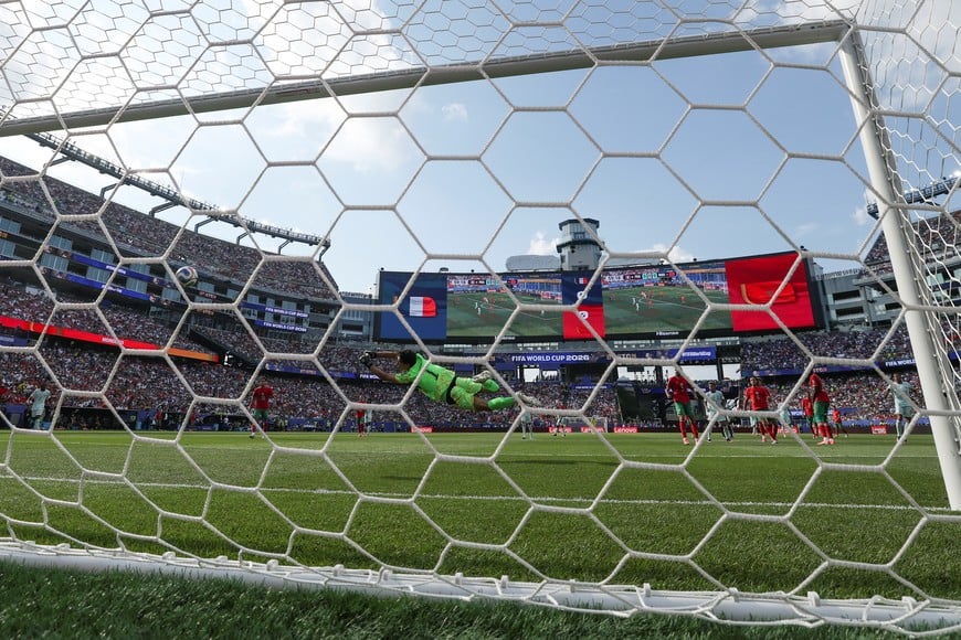 (260709) -- BOSTON, 9 julio, 2026 (Xinhua) -- El jugador Kylian Mbappé (d), de Francia, dispara para marcar su anotación durante el partido de cuartos de final de la Copa Mundial de la FIFA 2026 ante Marruecos, celebrado en el Estadio Boston, en Boston, Estados Unidos, el 9 de julio de 2026. (Xinhua/Hu Xingyu) (rtg) (da) (ah)