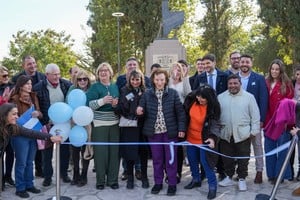 La intervención recuperó integralmente el principal espacio público de Ceres con nuevos senderos, iluminación, mobiliario, juegos, espacios recreativos y mejoras paisajísticas.