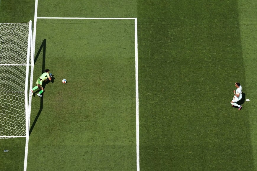 Soccer Football - FIFA World Cup 2026 - Quarter Final - France v Morocco - Boston Stadium, Foxborough, Massachusetts, U.S. - July 9, 2026
France's Kylian Mbappe has his penalty saved by Morocco's Yassine Bounou REUTERS/Paul Childs TPX IMAGES OF THE DAY