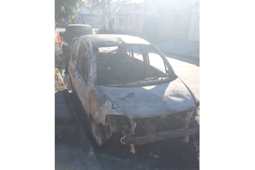 Las imágenes aportadas por los vecinos muestran un vehículo con importantes daños provocados por el fuego.