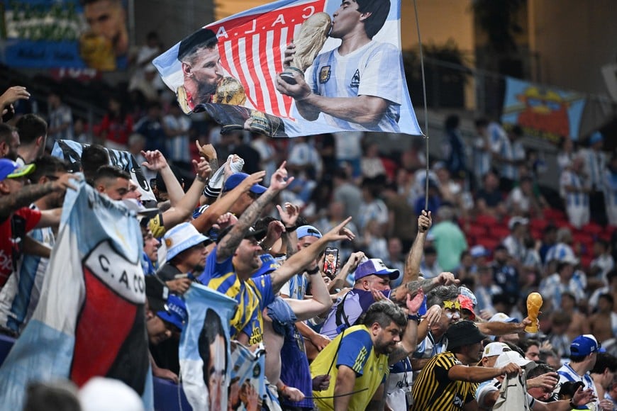 (260707) -- ATLANTA, 7 julio, 2026 (Xinhua) -- Aficionados de Argentina festejan al término del partido de octavos de final de la Copa Mundial de la FIFA 2026 ante Egipto, celebrado en el Estadio Atlanta, en Atlanta, Estados Unidos, el 7 de julio de 2026. (Xinhua/Chen Yichen) (ah) (ce)