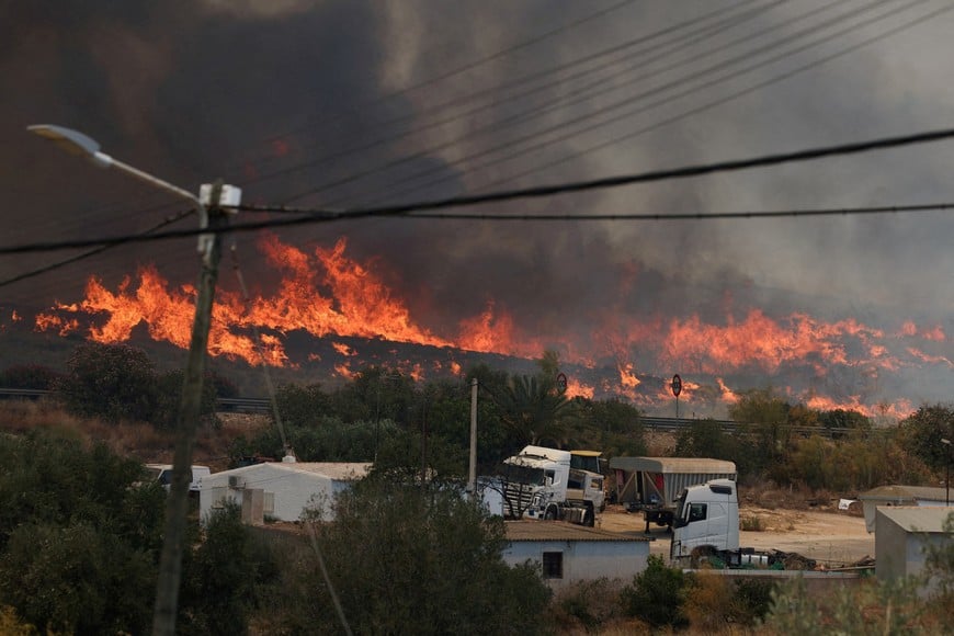 Smoke and flame rise amid deadly wildfires affecting Almeria province, in Los Gallardos, Almeria, Spain, July 10, 2026. REUTERS/Violeta Santos Moura? TPX IMAGES OF THE DAY
