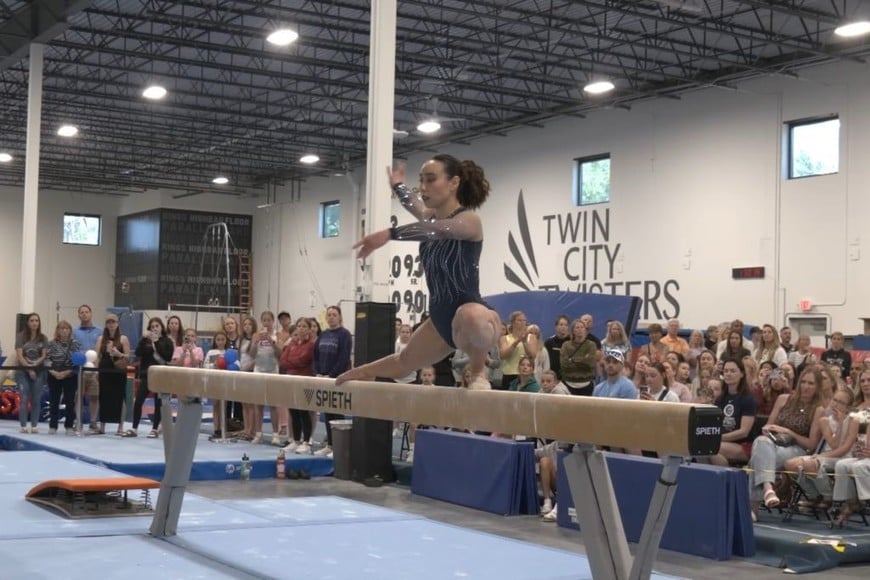 Katelyn Ohashi en su performance de viga de equilibrio en el American Classic de 2026, realizando los temidos giros Wolf. Foto: Gentileza USA Gymnastics