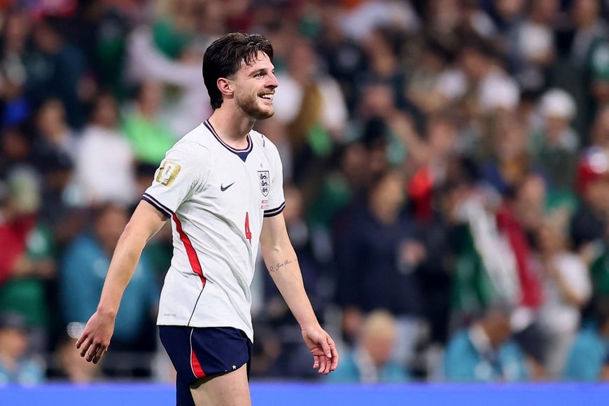 Soccer Football - FIFA World Cup 2026 - Round of 16 - Mexico v England - Estadio Azteca, Mexico City, Mexico - July 5, 2026
England's Declan Rice reacts after Referee Alireza Faghani awards a penalty to Mexico after a VAR review REUTERS/Eloisa Sanchez