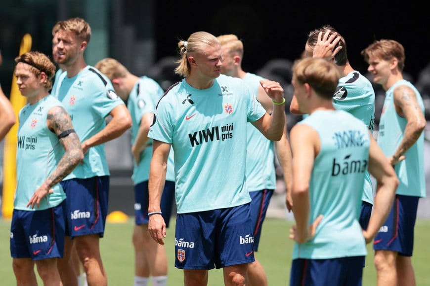 Soccer Football - FIFA World Cup 2026 - Norway Training - Inter Miami CF Stadium, Fort Lauderdale, Florida, U.S. - July 9, 2026
Norway's Erling Haaland with teammates during training IMAGN IMAGES via Reuters/Sam Navarro