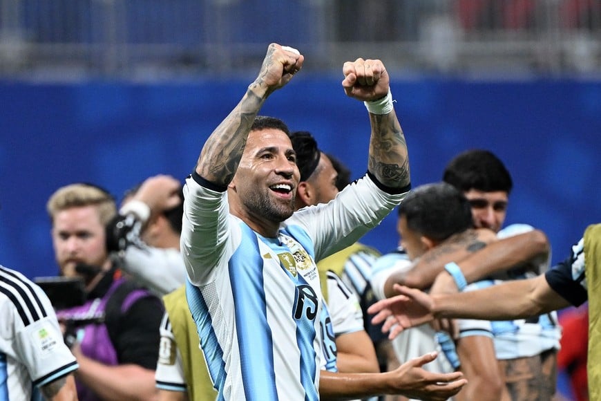 (260707) -- ATLANTA, 7 julio, 2026 (Xinhua) -- El jugador Nicolás Otamendi, de Argentina, festeja al término del partido de octavos de final de la Copa Mundial de la FIFA 2026 ante Egipto, celebrado en el Estadio Atlanta, en Atlanta, Estados Unidos, el 7 de julio de 2026. (Xinhua/Chen Yichen) (ah) (vf)