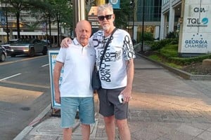 César Abba y Enrique Ariotti, dos santafesinos "abonados" a los mundiales, hinchas de Colón, que se encontraron con El Litoral en Atlanta, luego del infartante partido ante Egipto