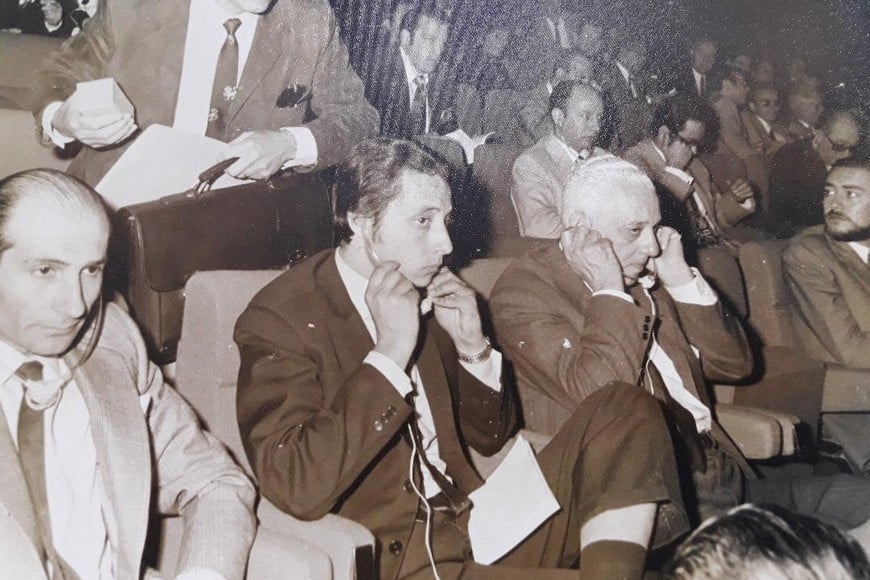 El Dr. Conrado Aparo junto a su padre en un congreso en 1970.  Archivo El Litoral