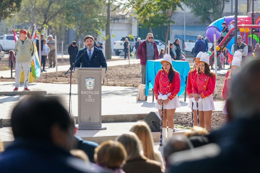 La intervención recuperó integralmente el principal espacio público de Ceres con nuevos senderos, iluminación, mobiliario, juegos, espacios recreativos y mejoras paisajísticas.