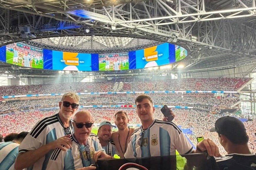 Ariotti, Abba e hijos en el majestuoso estadio Mercedes Benz, con la bandera de Colón (infaltable para ellos) y un día que será muy difícil de olvidar para todos los argentinos