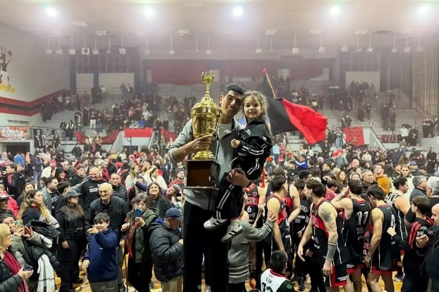 Desde el barrio San Martín...el tetracampeón. Foto: Prensa Olimpia