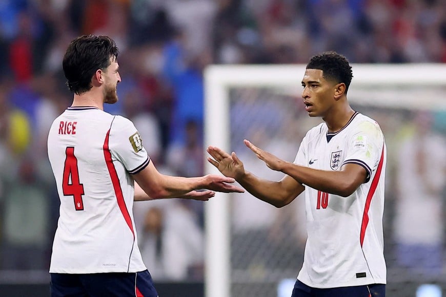 Soccer Football - FIFA World Cup 2026 - Round of 16 - Mexico v England - Estadio Azteca, Mexico City, Mexico - July 5, 2026
England's Jude Bellingham celebrates scoring their second goal with Declan Rice REUTERS/Eloisa Sanchez