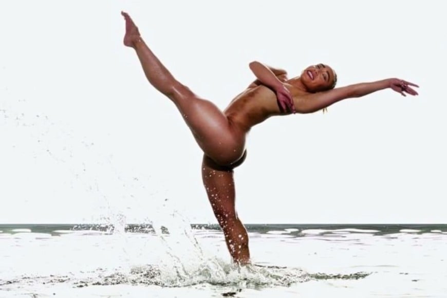 Katelyn Ohashi posando desnuda para la Body Issue, poniendo sobre el tapete su cuerpo discutido por los entrenadores y la soriasis de placas que la afecta. Foto: Gentileza Dana Scruggs para ESPN
