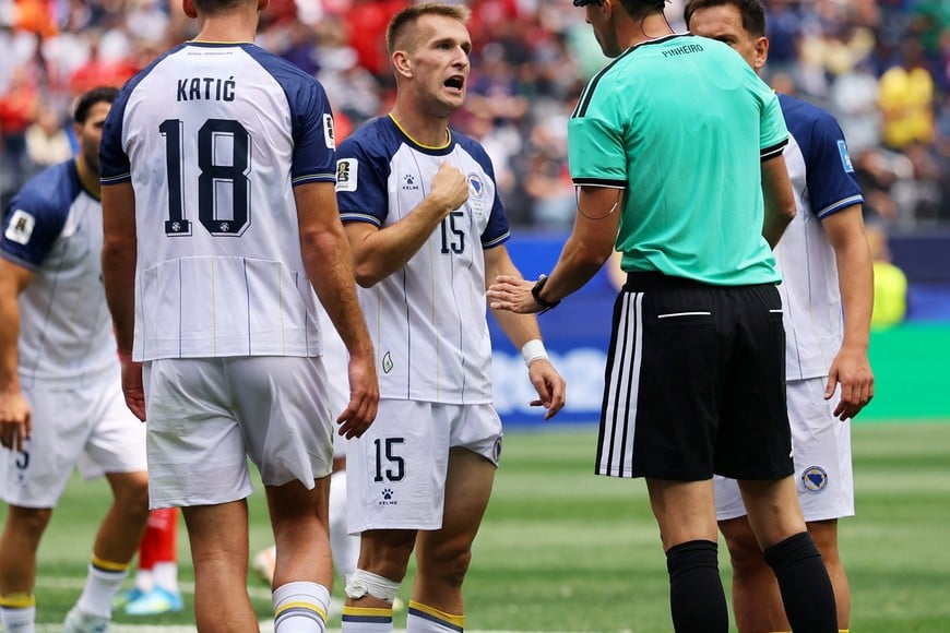 Soccer Football - FIFA World Cup 2026 - Group B - Switzerland v Bosnia and Herzegovina - Los Angeles Stadium, Inglewood, California, U.S. - June 18, 2026
Bosnia and Herzegovina's Amar Memic remonstrates with referee Joao Pinheiro after he commits a foul on Switzerland's Djibril Sow, resulting in a penalty REUTERS/Daniel Cole