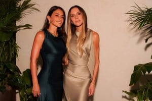 Antonela Roccuzzo deslumbró junto a Victoria Beckham.