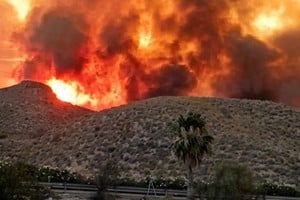 Los incendios declarados en las provincias de Almería y Málaga movilizaron un amplio operativo terrestre y aéreo
