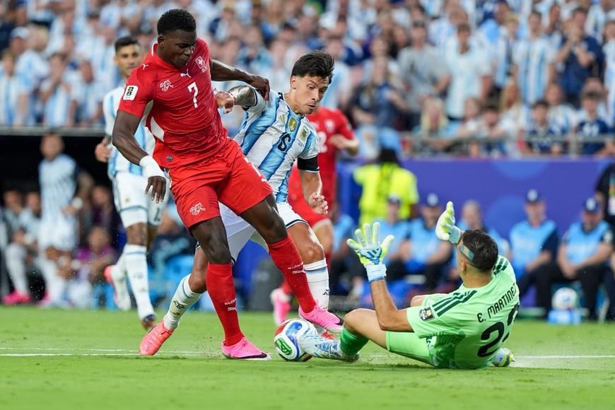 Ndoye se iba sólo contra el arco y los dos Martínez (Licha y Emiliano) lo pararon. Foto: Fernando Nicola