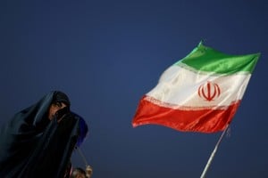 Una mujer iraní rezando mientras se realizan los preparativos para la ceremonia de despedida del difunto ayatolá Ali Khamenei. REUTERS/Mohammed Salem