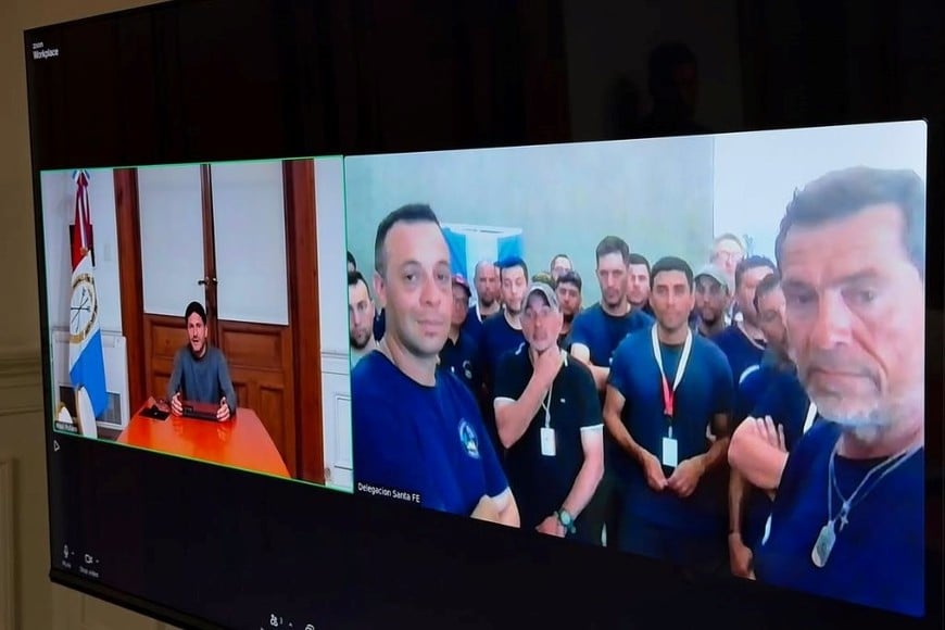 Pullaro felicitó a los bomberos santafesinos por su labor en la emergencia humanitaria. Foto: Gobierno SF.