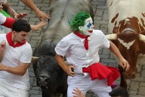 El corredor estadounidense Lacey Mrzena cometió graves imprudencias en el quinto encierro de San Fermín.