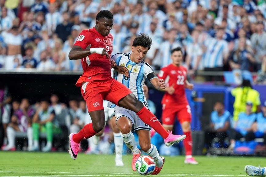 Ndoye se iba sólo contra el arco y los dos Martínez (Licha y Emiliano) lo pararon. Foto: Fernando Nicola