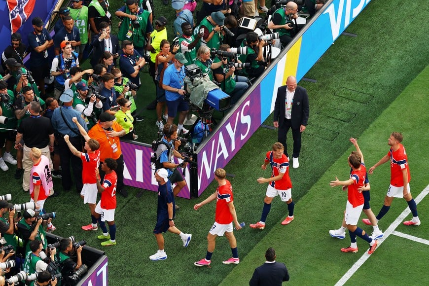 Soccer Football - FIFA World Cup 2026 - Round of 16 - Brazil v Norway - New York New Jersey Stadium, East Rutherford, New Jersey, U.S. - July 5, 2026
Norway's Martin Odegaard with teammates celebrate after the match as Norway qualify for the quarter finals of the World Cup REUTERS/Carlos Barria