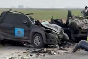 Bomberos, policías y personal de salud trabajaron durante horas en el lugar del trágico accidente vial.