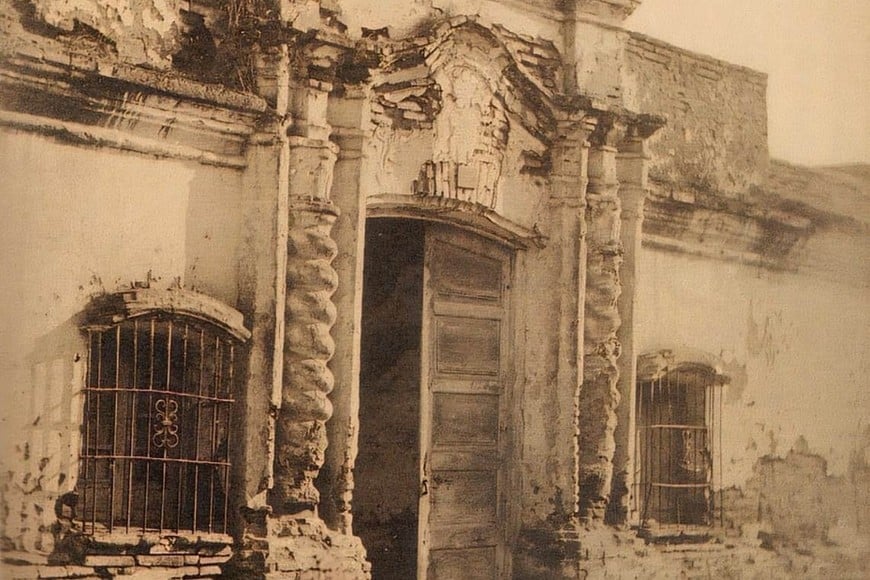 Imagen de la antigua Casa de Tucumán, antes de ser restaurada. Fue declarada Monumento Histórico Nacional el 12 de agosto de 1941. Tras esta declaratoria, el gobierno de la Nación inició un proceso de reconstrucción y restauración total que comenzó en 1942 y finalizó hacia 1943, a cargo del arquitecto Mario José Buschiazzo.