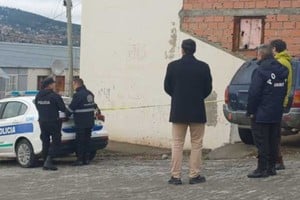 Detuvieron a una mujer acusada de asesinar a su pareja de una puñalada en el cuello.