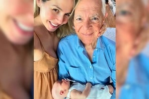 Elina y Eduardo junto a su primera hija.