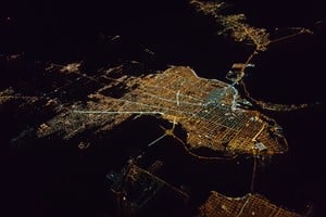 La silueta del Gran Santa Fe dibujada por la iluminación nocturna.
Sebastián Ripoll (archivo).