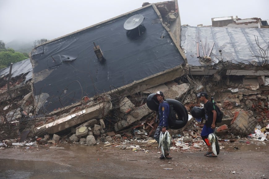 Fishermen return from fishing as search efforts continue in the aftermath of the June 24 earthquakes in La Guaira, Venezuela, July 11, 2026. REUTERS/Leonardo Fernandez Viloria