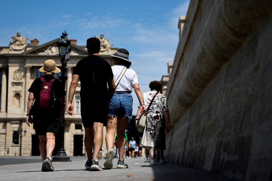 People walk near the Tuileries Garden as temperatures rise in Paris, during a heatwave affecting a majority of the country, France, July 10, 2026. REUTERS/Sarah Meyssonnier REFILE - FIXING A TYPO IN 'REUTERS' IN CAPTION BYLINE.