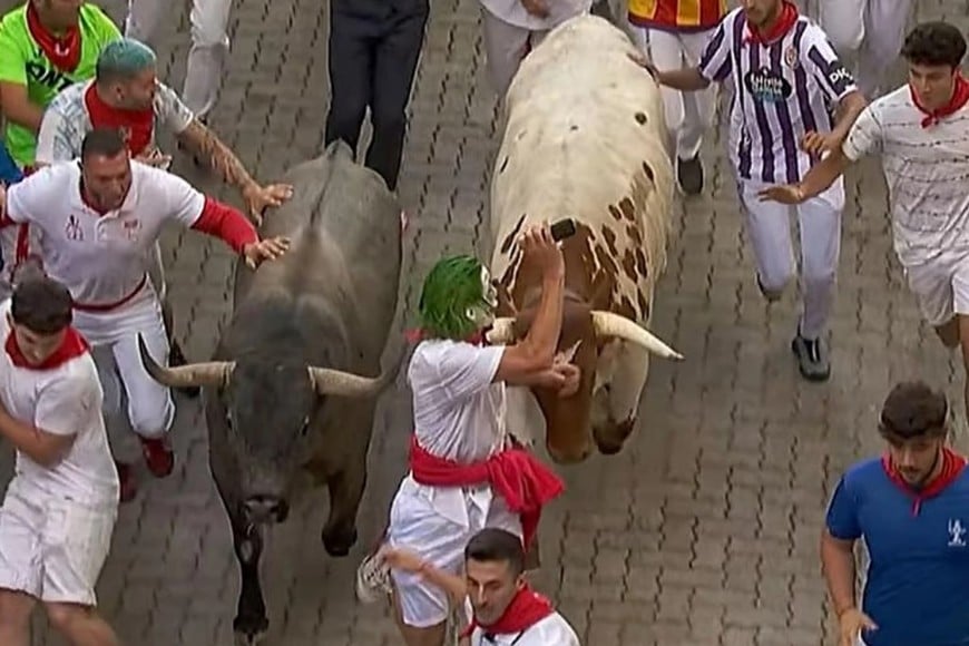 Sancionaron en España al “Joker” por grabar con el celular y tocar a un toro.