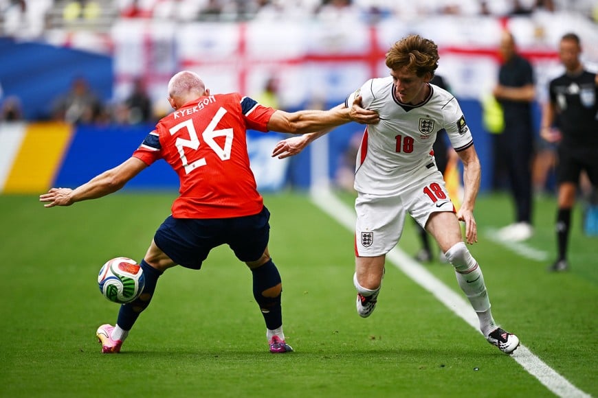 Soccer Football - FIFA World Cup 2026 - Quarter Final - Norway v England - Miami Stadium, Miami Gardens, Florida, U.S. - July 11, 2026
Norway's Julian Ryerson in action with England's Anthony Gordon REUTERS/Dylan Martinez