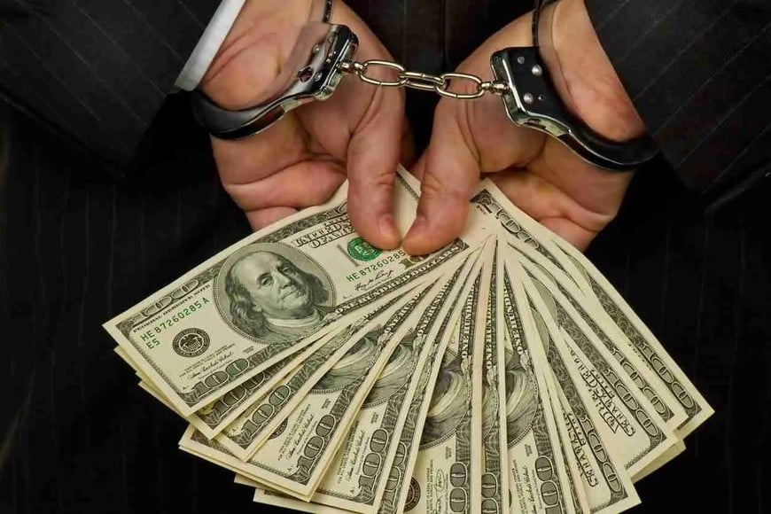 Vemos cómo el soborno se disfraza de "gestión", el clientelismo de "lealtad", y el desvío de recursos de "eficiencia". Hemos llegado a un punto en que la sorpresa por el acto corrupto es menor que la indignación por su denuncia pública.