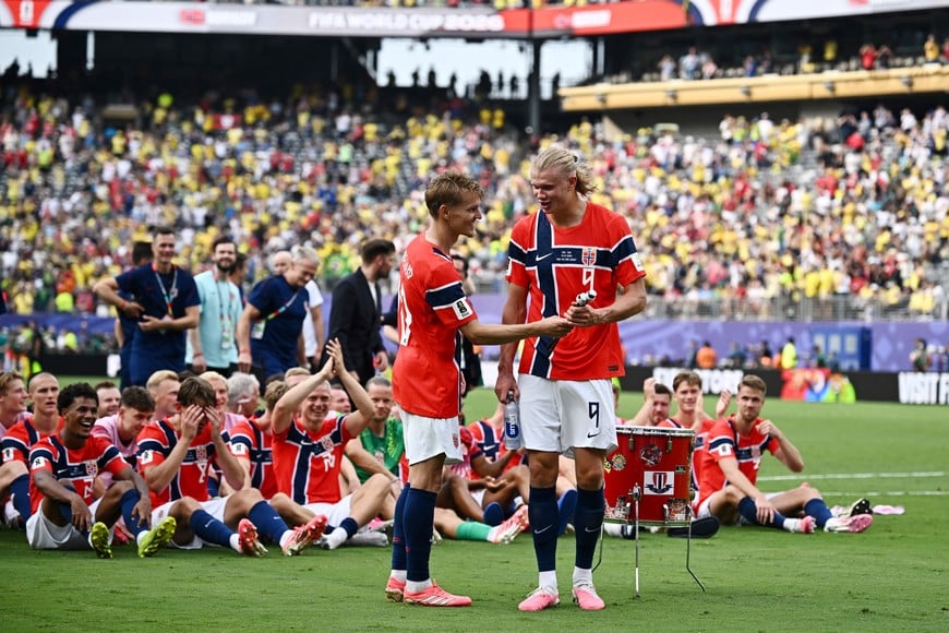 Soccer Football - FIFA World Cup 2026 - Round of 16 - Brazil v Norway - New York New Jersey Stadium, East Rutherford, New Jersey, U.S. - July 5, 2026
Norway's Martin Odegaard and Erling Haaland with teammates celebrate after the match as Norway qualify for the quarter finals of the World Cup REUTERS/Dylan Martinez