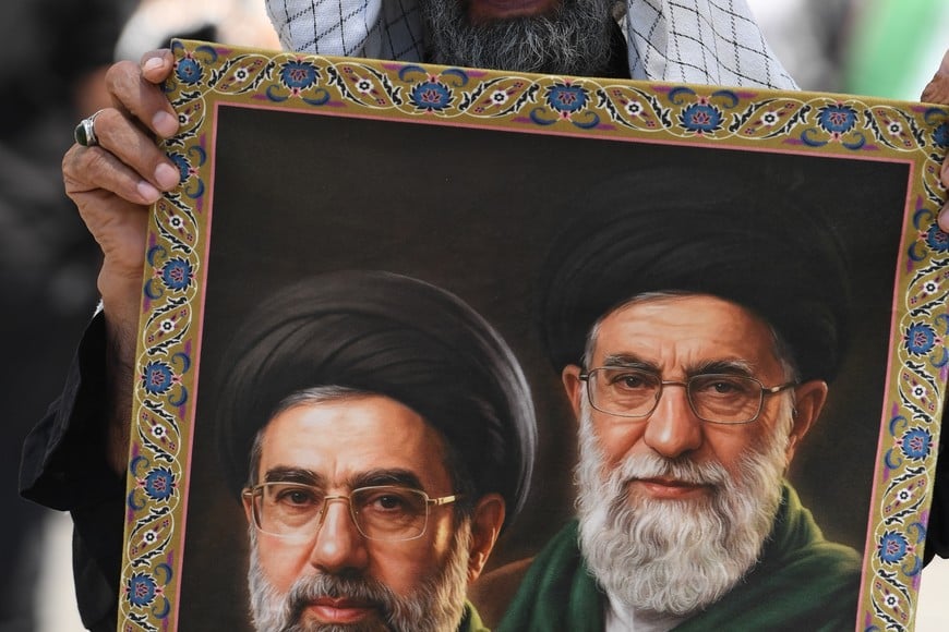 (260710) -- MASHHAD, 10 julio, 2026 (Xinhua) -- Imagen del 9 de julio de 2026 de una persona sosteniendo un cuadro durante la procesión funeraria del fallecido líder supremo iraní, Ali Jamenei, en Mashhad, Irán. Ali Jamenei fue sepultado el jueves en la ciudad de Mashhad, en el noreste de Irán. (Xinhua/Shadati) (rtg) (da) (vf)